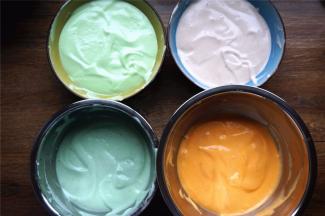 将蛋白平均分入4碗蛋黄糊中，分别翻拌均匀。