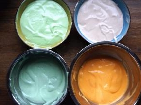 将蛋白平均分入4碗蛋黄糊中，分别翻拌均匀。