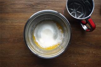 然后筛入戚风蛋糕粉。