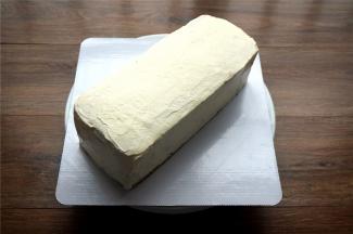 400克淡奶油加入40克细砂糖，打发至硬性发泡。一层蛋糕，一层奶油铺上去，最后整体封上淡奶油。