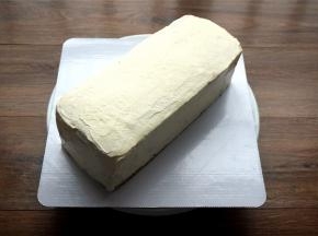 400克淡奶油加入40克细砂糖，打发至硬性发泡。一层蛋糕，一层奶油铺上去，最后整体封上淡奶油。