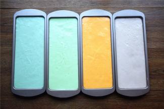 模具刷上一层烤盘油，然后倒入蛋糕糊，震荡出大气泡。放入预热好的烤箱中层180度上下火烘烤20分钟，出炉马上倒扣，冷却后脱模。