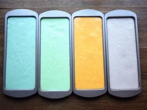 模具刷上一层烤盘油，然后倒入蛋糕糊，震荡出大气泡。放入预热好的烤箱中层180度上下火烘烤20分钟，出炉马上倒扣，冷却后脱模。