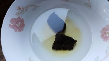 1．将洗净的制首乌，用清水浸泡两小时左右。