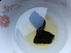 1．将洗净的制首乌，用清水浸泡两小时左右。