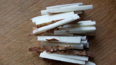 4．把段切片，然后改刀成丝。（丝切的不要太细也不能太粗）