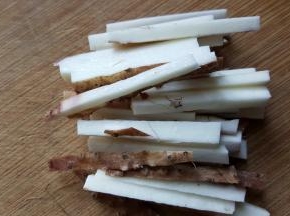 4．把段切片，然后改刀成丝。（丝切的不要太细也不能太粗）