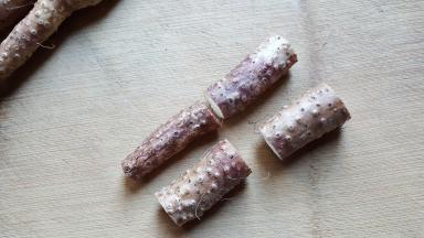 3．山药洗干净之后，先分成长短适宜的段。