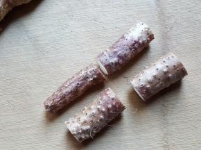 3．山药洗干净之后，先分成长短适宜的段。