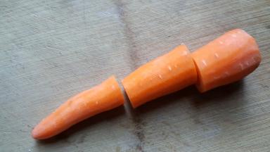 5．胡萝卜洗净去皮，同样的方法先切成段，再改刀成丝。