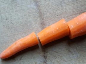 5．胡萝卜洗净去皮，同样的方法先切成段，再改刀成丝。