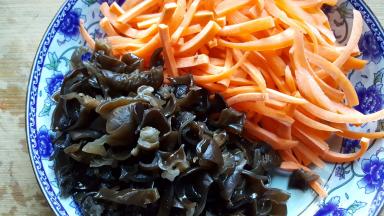 6．把泡发好的木耳也切成丝备用。