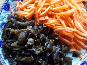 6．把泡发好的木耳也切成丝备用。