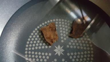 7．炒锅中放入适量的水，加入连同泡制首乌的水一起倒入锅中煮30分钟。