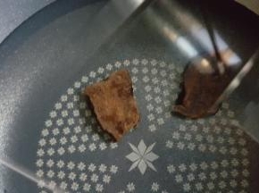 7．炒锅中放入适量的水，加入连同泡制首乌的水一起倒入锅中煮30分钟。