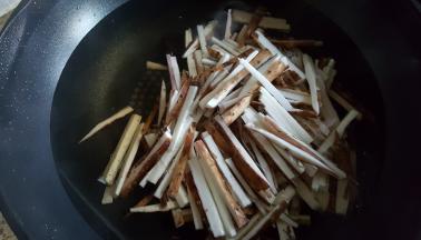 8．首乌煮好后，倒入山药丝煮熟。