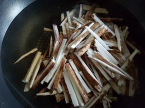 8．首乌煮好后，倒入山药丝煮熟。