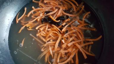 9．山药丝煮好后捞出，再倒入胡萝卜丝汆烫。