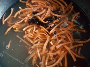 9．山药丝煮好后捞出，再倒入胡萝卜丝汆烫。