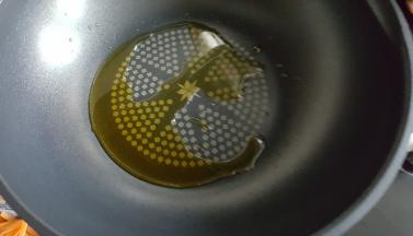 11．炒锅中放入亚麻籽油适量。