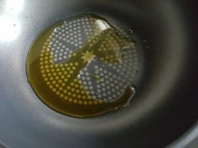 11．炒锅中放入亚麻籽油适量。