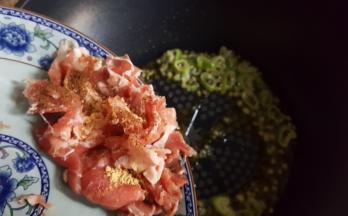 13．倒入加有调料的肉片。