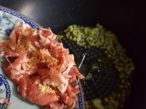 13．倒入加有调料的肉片。