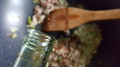 15．放入少量的生抽和咸盐，进行调味。