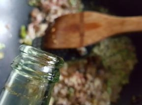 15．放入少量的生抽和咸盐，进行调味。