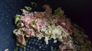 14．快速翻炒，这时加入蒜末。