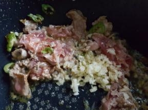 14．快速翻炒，这时加入蒜末。