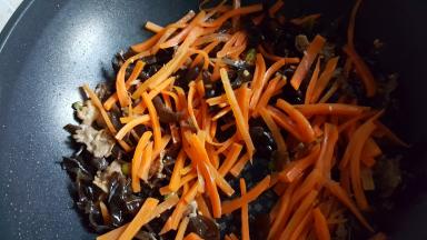 17．加入胡萝卜丝。