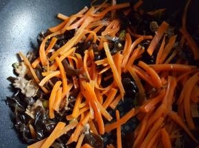 17．加入胡萝卜丝。