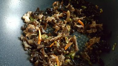 16．放入木耳丝煸炒。