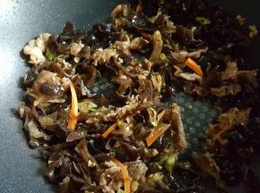 16．放入木耳丝煸炒。