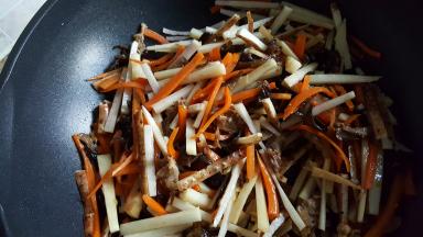 18．最后放入山药丝，翻炒均匀，加适量的盐调味。