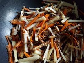 18．最后放入山药丝，翻炒均匀，加适量的盐调味。