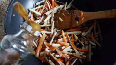 19．炒好后出锅前放入适量白糖，倒几滴香油即可。（香油不要倒多哦，几滴几滴几滴即可）