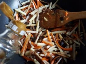 19．炒好后出锅前放入适量白糖，倒几滴香油即可。（香油不要倒多哦，几滴几滴几滴即可）