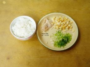 .准备好食材：米饭、玉米粒、香葱、虾皮、糯米粉等；