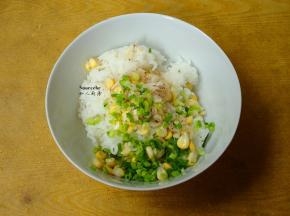 用一个大碗米饭、香葱、玉米粒、虾皮拌均；
