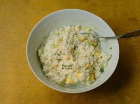 糯米粉加清水拌均，加入油、盐一起与米饭混合拌均；