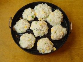 用大勺子把拌均的米饭，勺出团状；