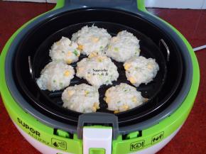 均匀的放入锅中炸篮里；