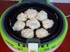 均匀的放入锅中炸篮里；