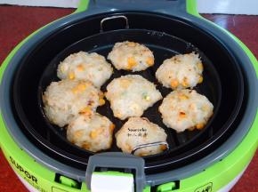 微黄的时候可以翻转一次，虾皮烤饭团就好了。