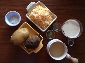 准备所需材料，红薯和土豆煮熟备用