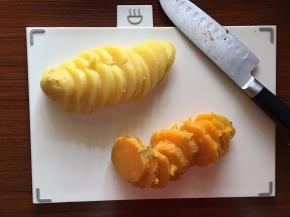 将煮熟的红薯和土豆去皮切片