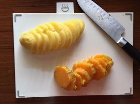将煮熟的红薯和土豆去皮切片