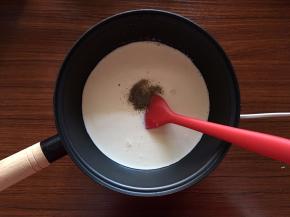 将淡奶油、高汤、黑胡椒粉与低筋面粉加热搅拌均匀成调味料